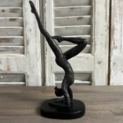 POSE Statue Bronze/Schwarz