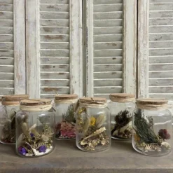 Trockenblumen im Glas