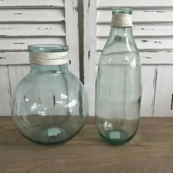 Vase aus recyceltem Glas mit Bast